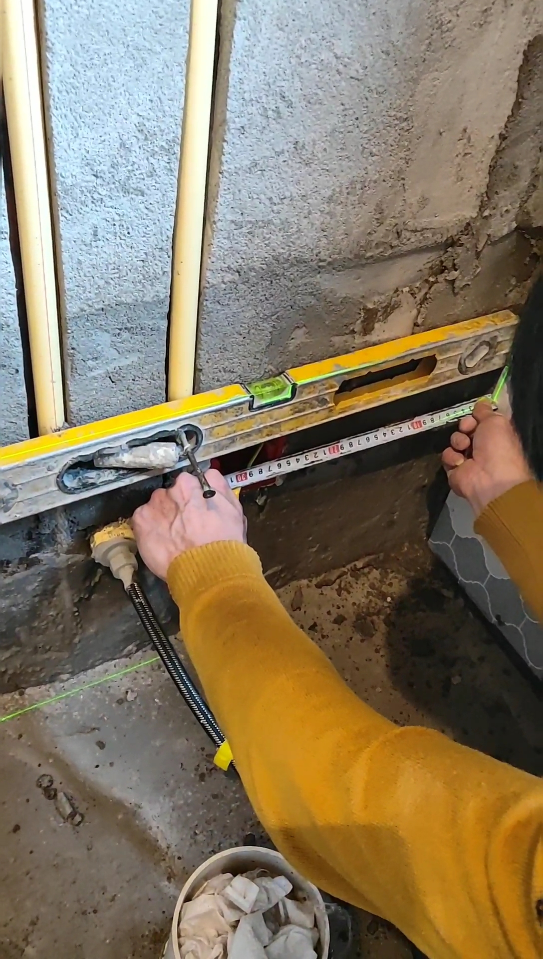 不知道怎么量尺,上面放个水平尺决绝