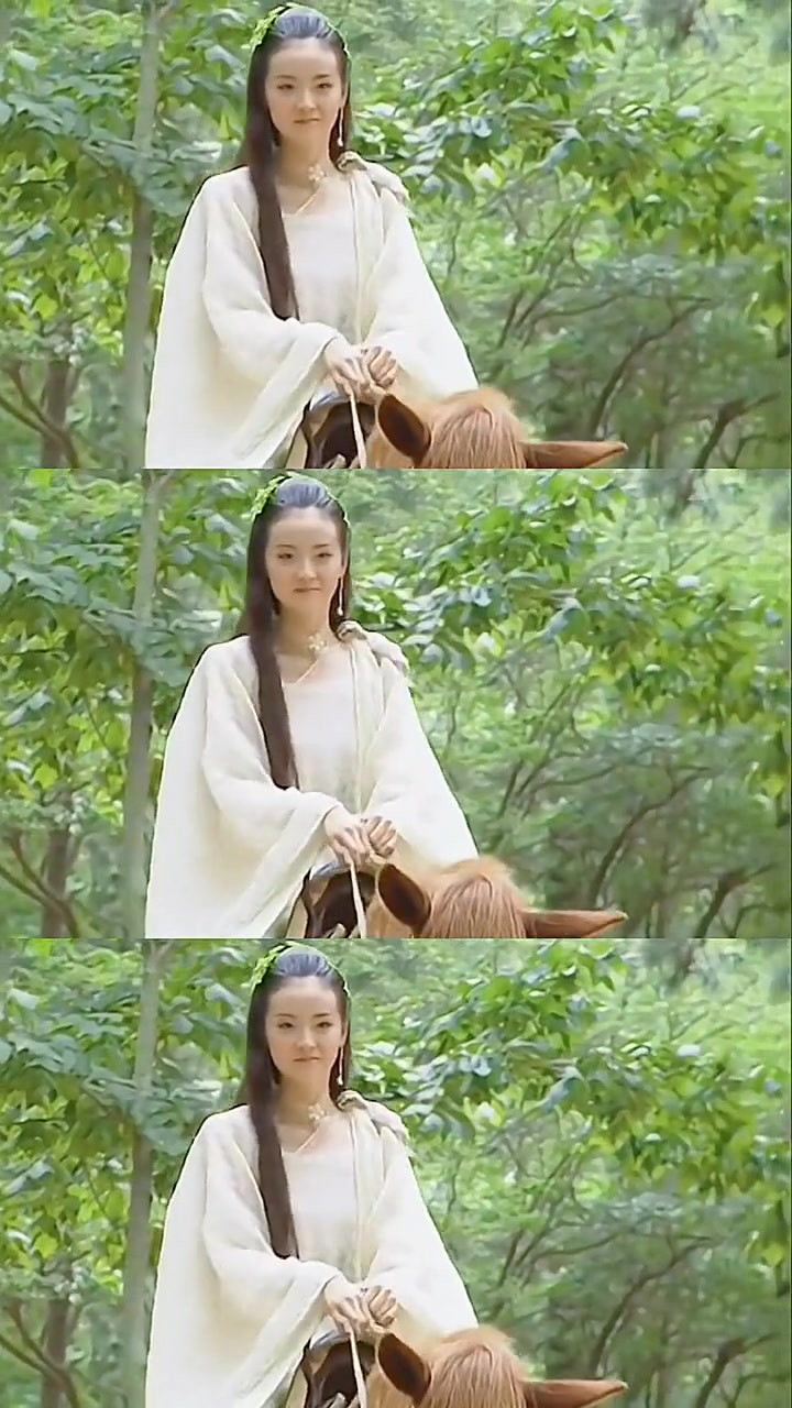 26岁王艳版白飞飞,仅凭几片树叶,美得不可方物