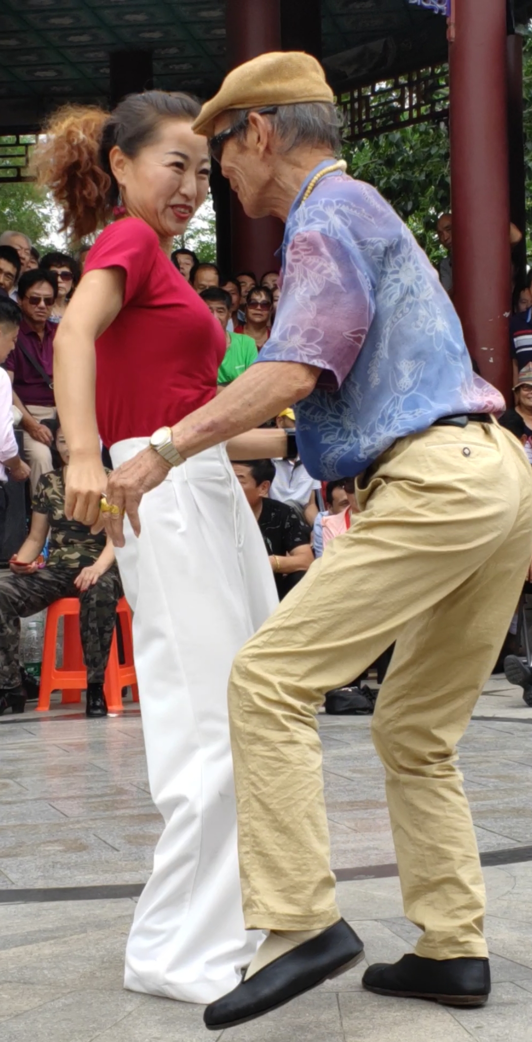 张大爷和安静上场表演,全场气氛立即活跃起来