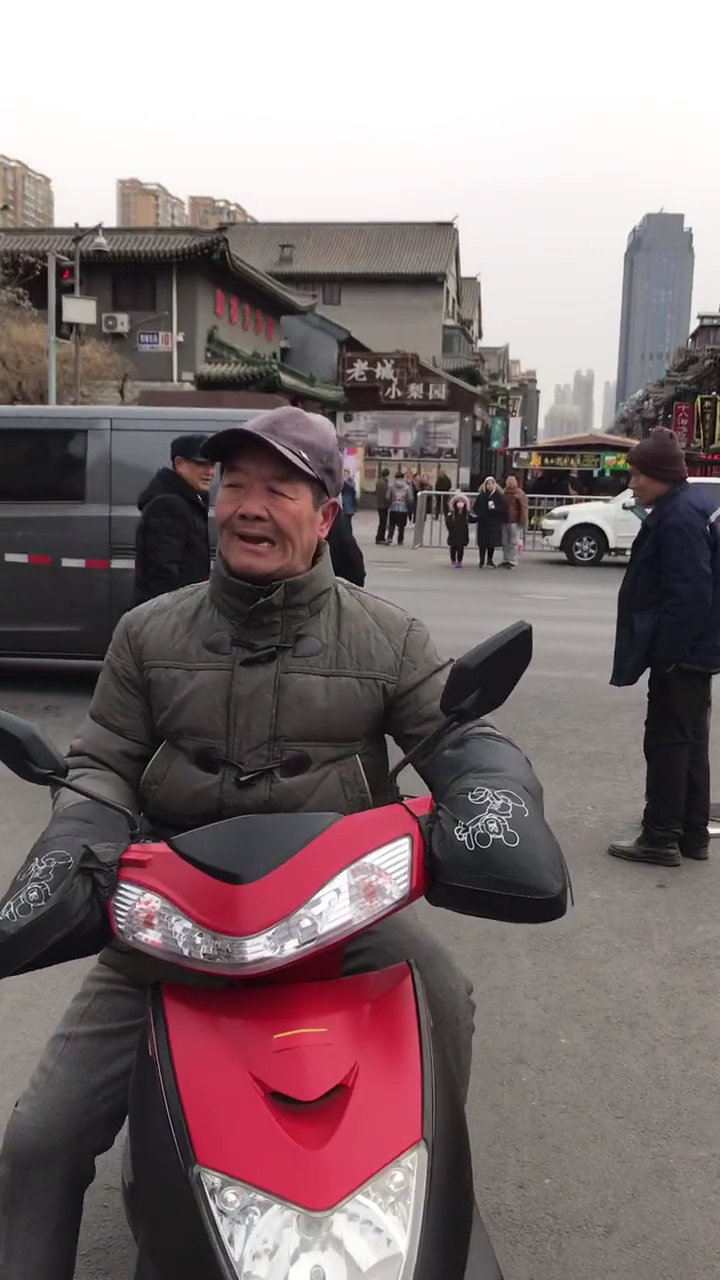 是一位地地道道的抚顺农民1周大爷是一位抖音网红,来自东北,大爷名叫