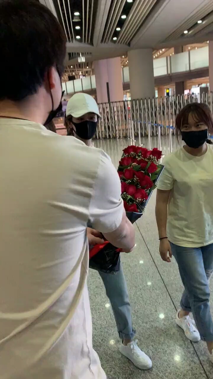 演员副导演明星一哥:  杨紫粉丝送花给杨紫害羞了