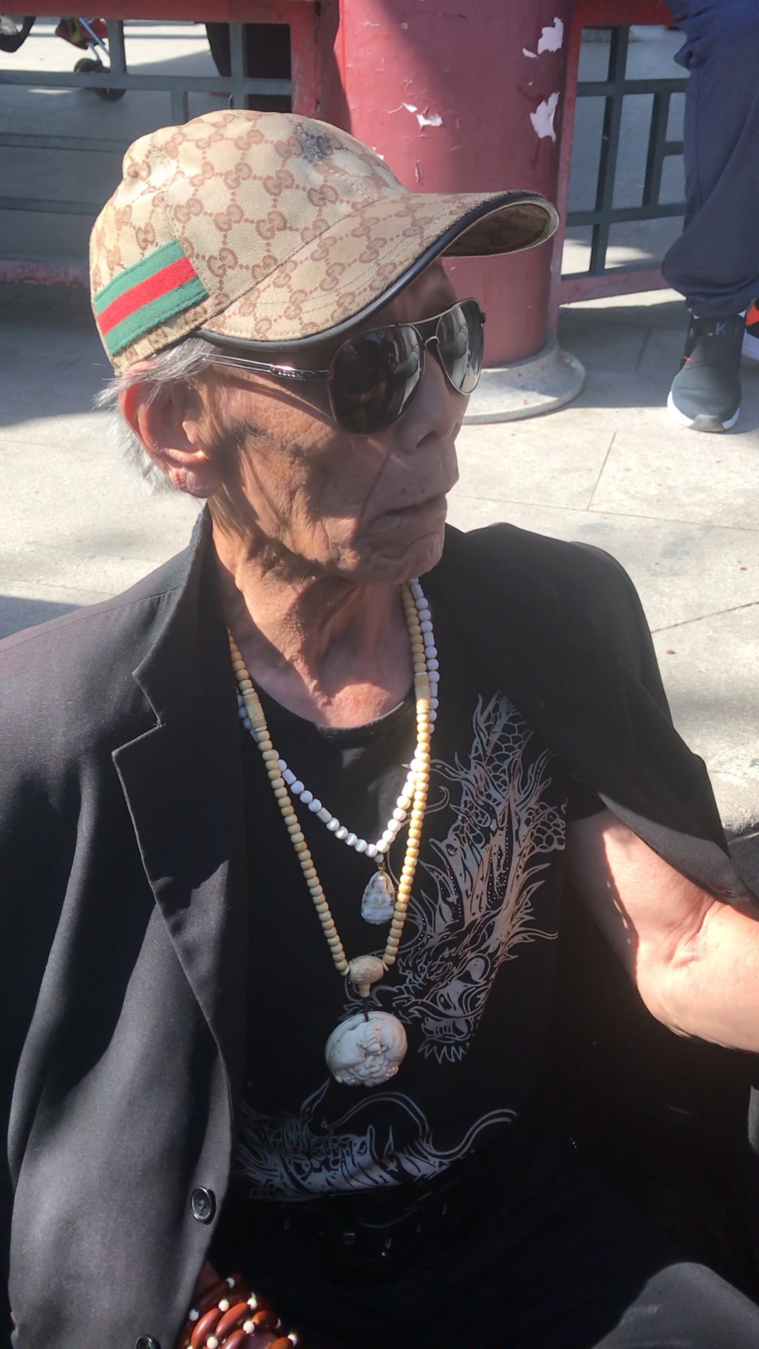 80岁网红张大爷与粉丝们聊天