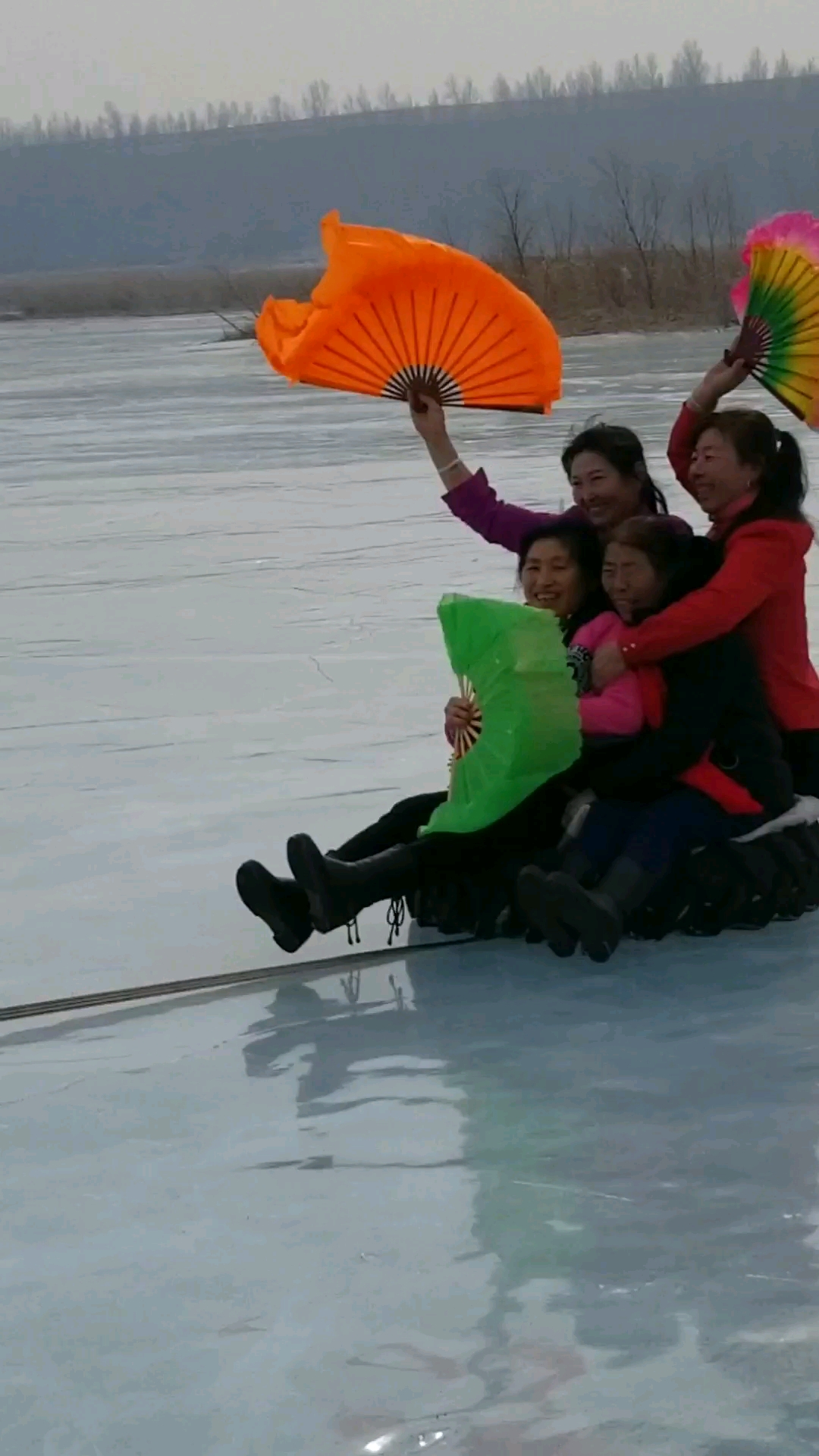 过十五,老爷们给放假,不打麻将,老公带着滑出溜去!