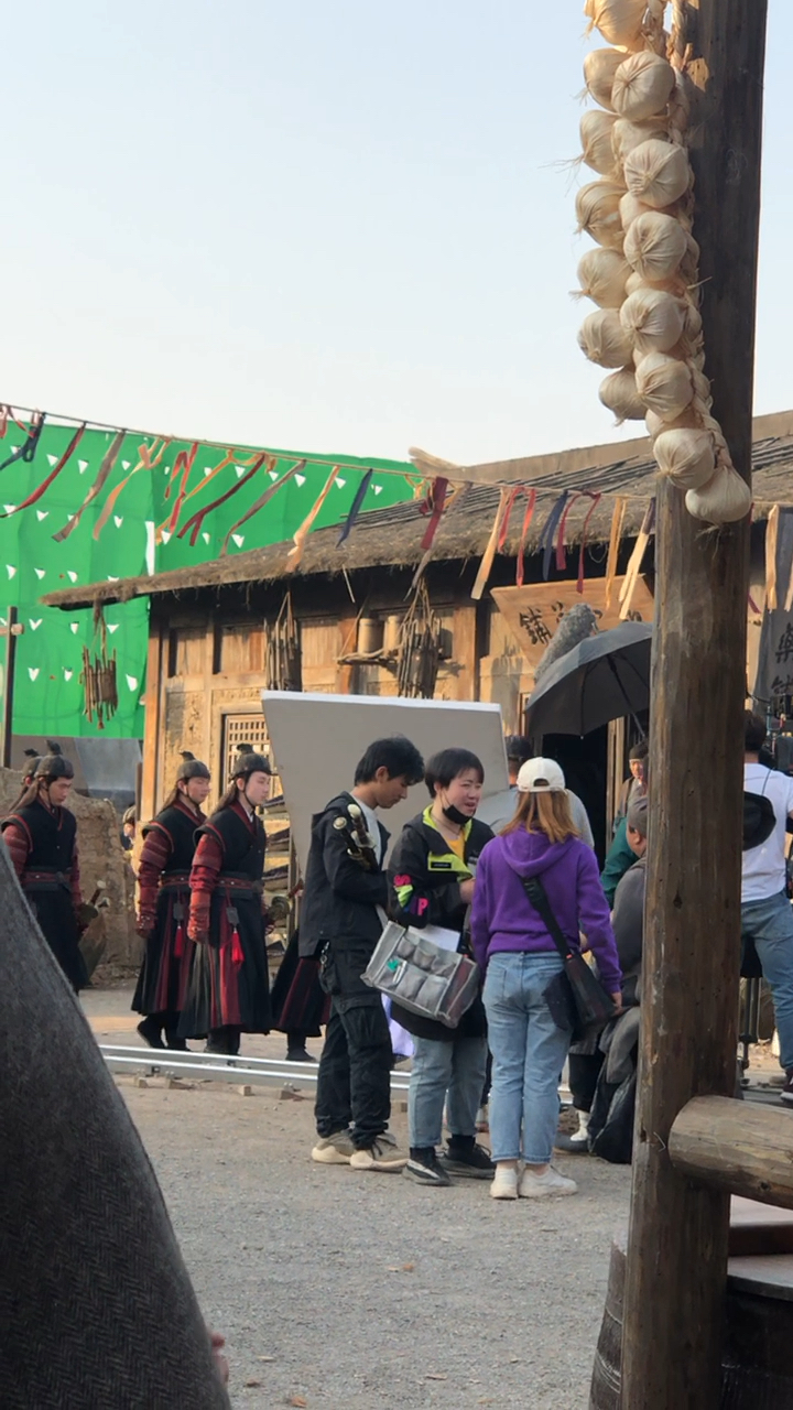 导演拍戏现场教群众演员拍戏