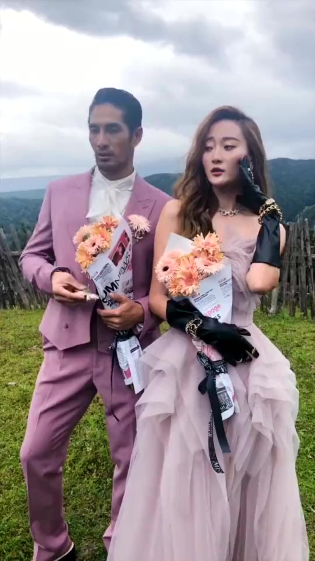 大叔拍婚纱照耳朵别花,美女满脸都是嫌弃-度小视