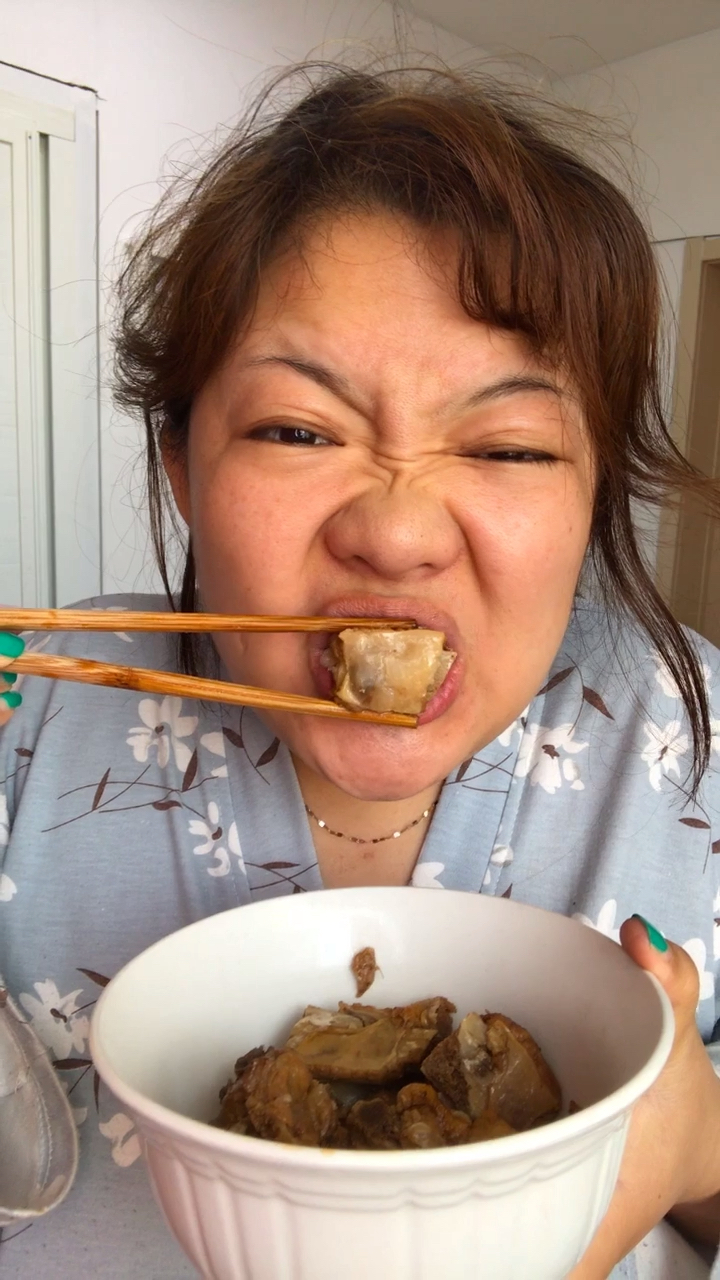 邋遢女化妆去买车