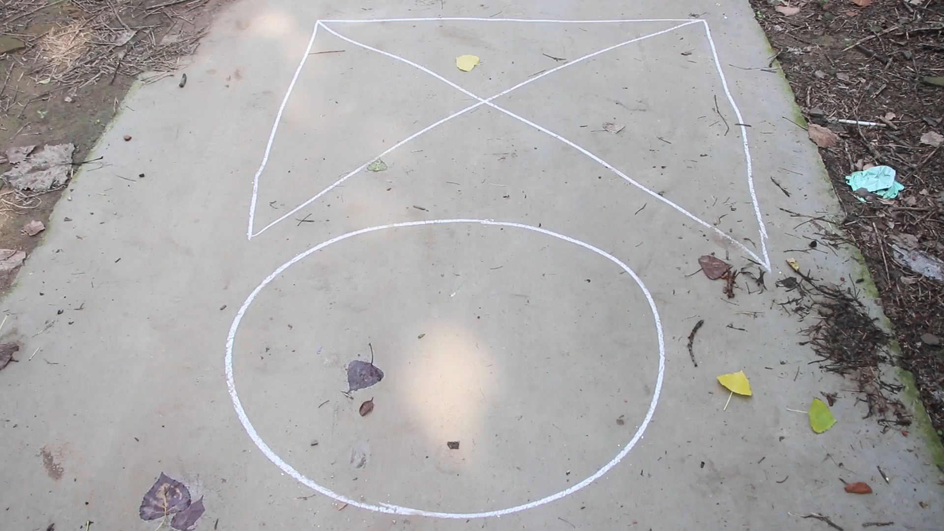 短剧:妈妈带孩子们玩"憋屎茅",输了就跳茅坑,太好玩了