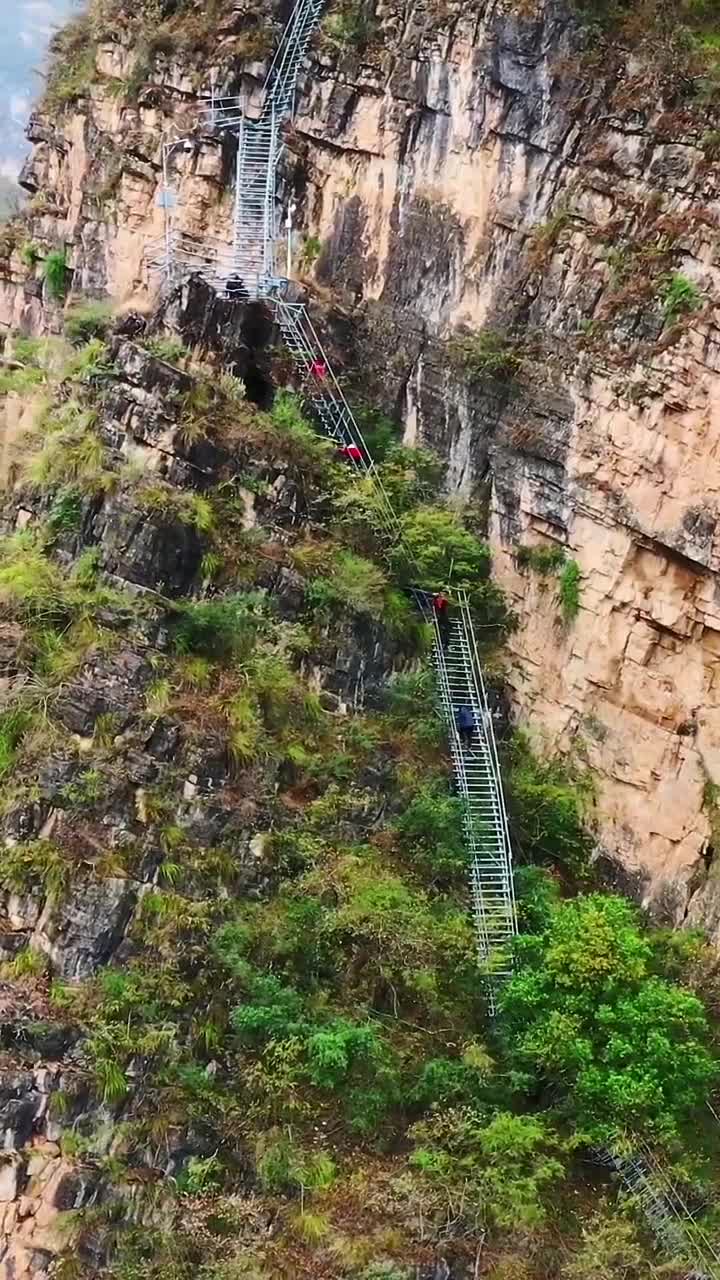 悬崖村的天梯,2556级阶梯,相当于270层楼高,但这却是当地村民回家的路