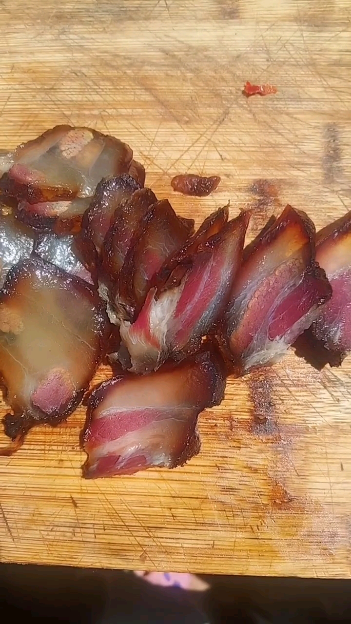 切腊肉中午做腊肉菜!