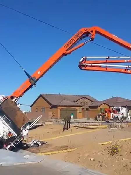 大型翻车救援现场,35米泵车翻车救援现场 泵车 混凝土-全民小视频