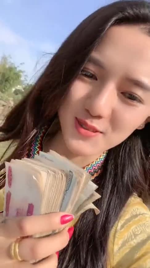 缅甸美女拿着一百万,去撩中国小哥哥,没想到对方直接倒贴