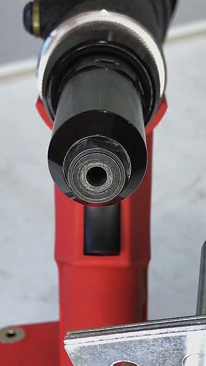 近距离观察拉丝铆钉和开口拉钉拉铆效果-度小视