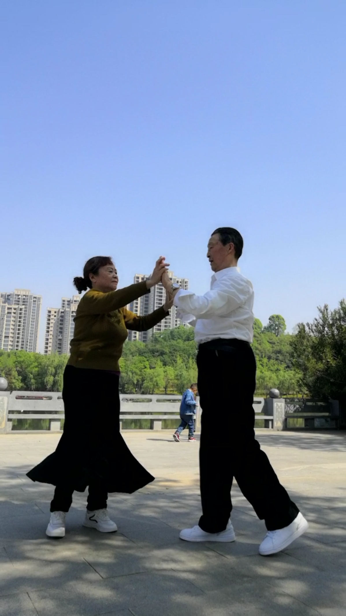 你一眨眼我就心动#情意绵绵的双人舞慢四,柔情似水,看醉了!