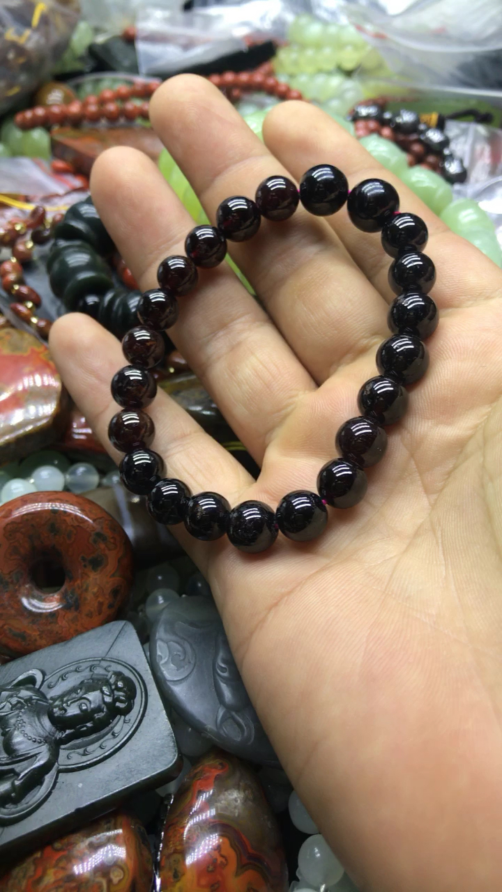 普通等级的石榴石手串,整体颜色发黑,净体不够