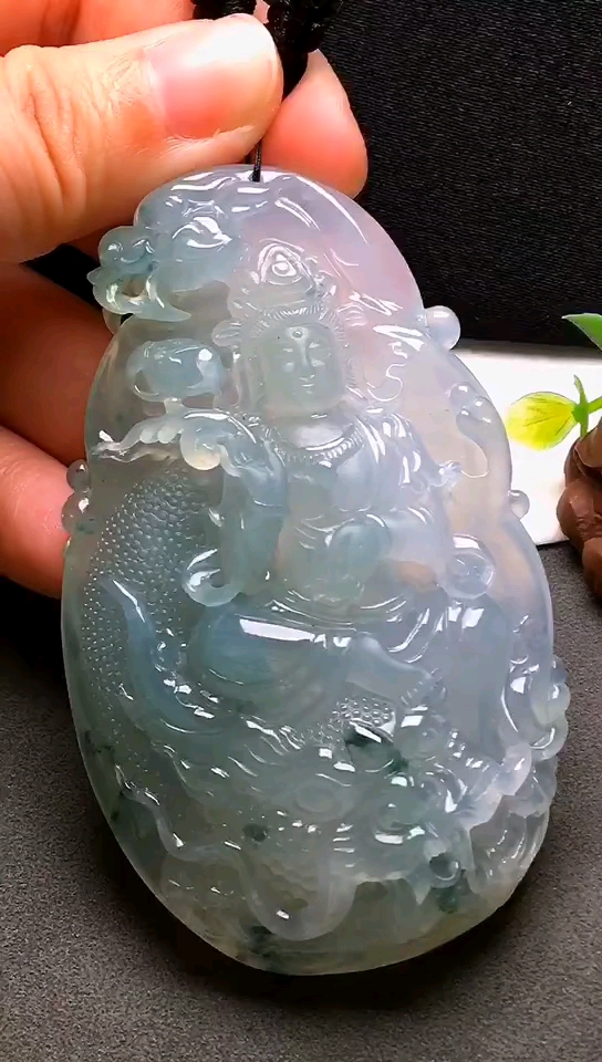 天然冰润飘花翡翠御龙观音.