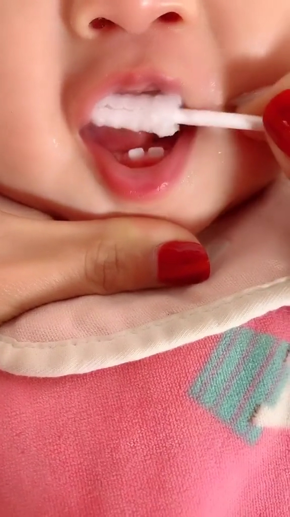 不要等到宝宝出牙才开始清洁口腔,新生儿期就要重视起来!