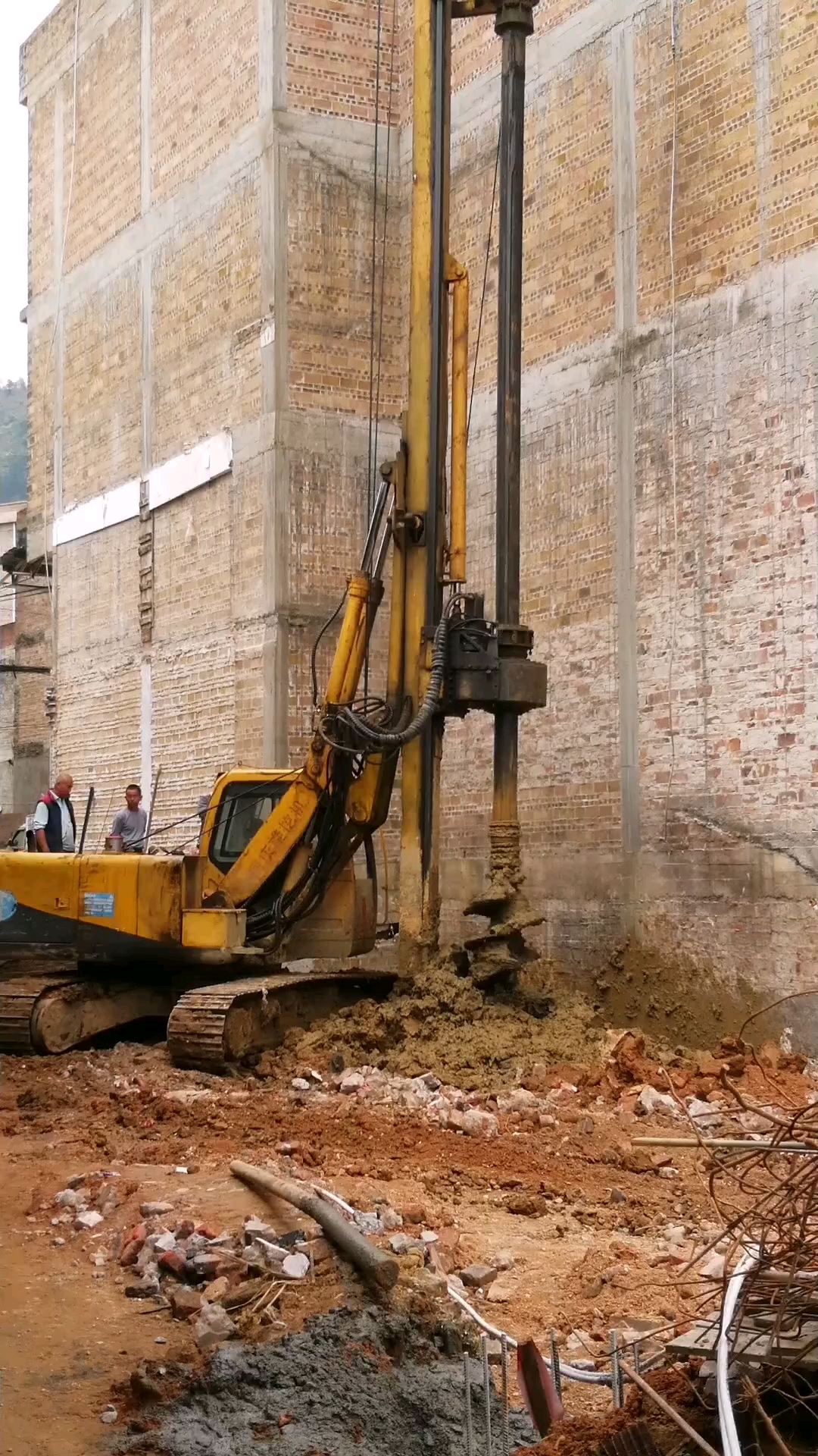 叔叔家,起房子,请来打桩机,打八米深的桩!