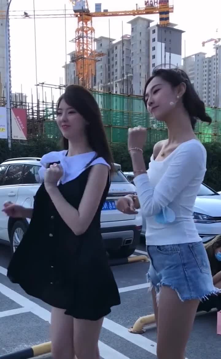 春晓无论颜值还是身材都不比苏宁差,就因为没有靠山,只能屈居人下!