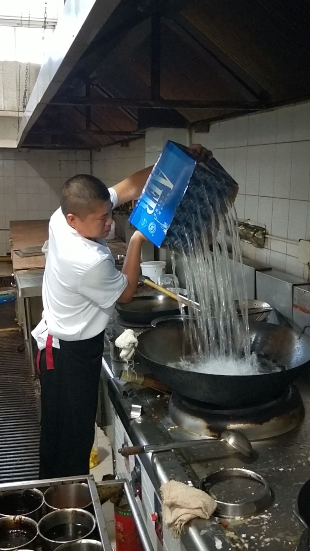 五星级酒店厨师做菜都是用矿泉水