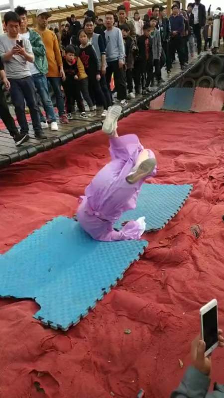 搞笑段子#网红桥上拍下的一幕,我就想问穿古装的小姐姐,你尴尬不?