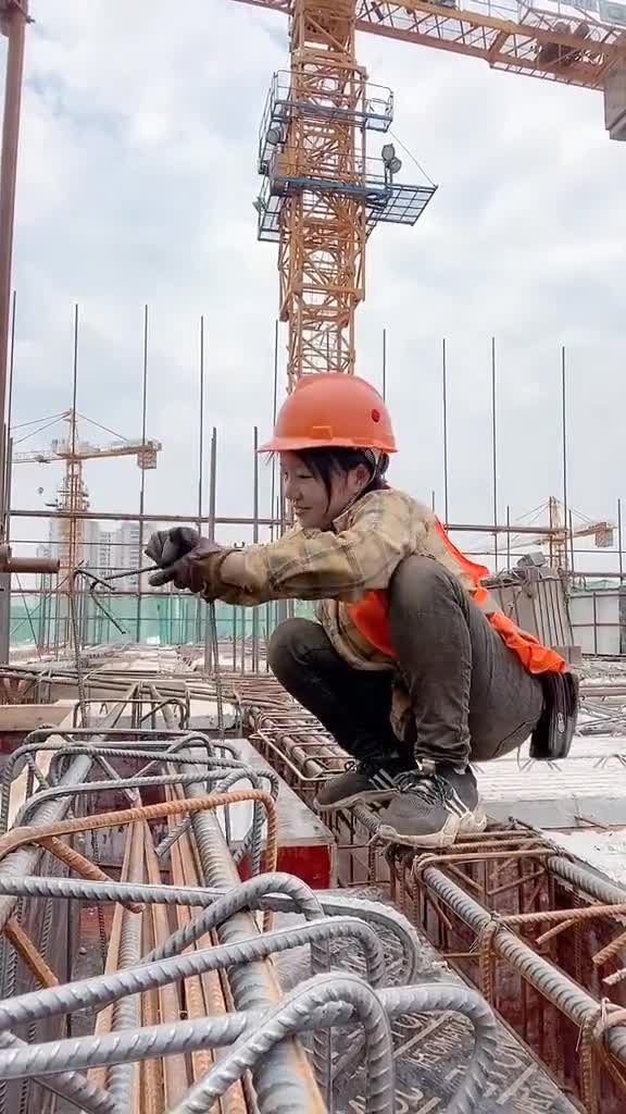 在工地干活真辛苦,看妹子一脸疲惫的样子,真是太不容易了