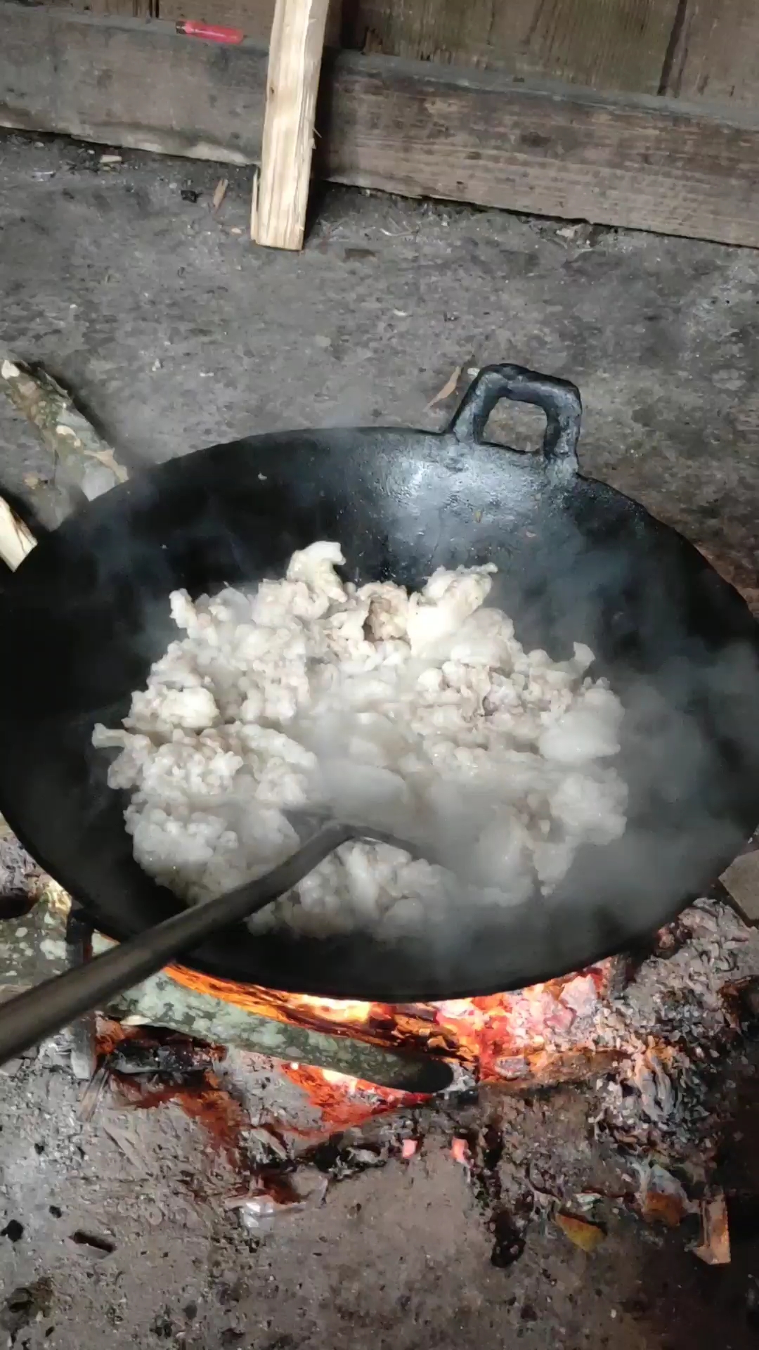 在农村的饭菜就是这样做的,有谁敢跟我们农村人一起吃饭的么 .