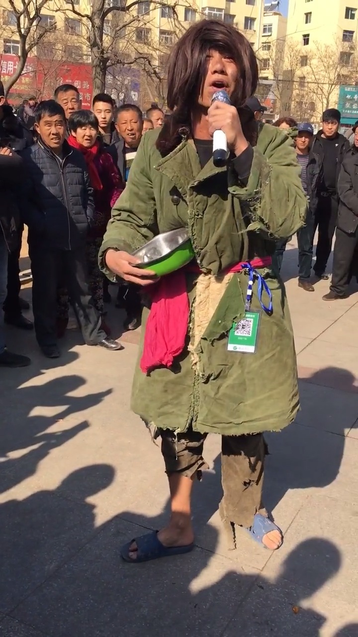 乞丐户外唱歌#喜欢我唱歌的给我一个双击加关注谢谢支持