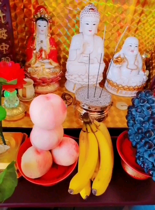 初一了  上香上供   保佑天下所有人平安快乐