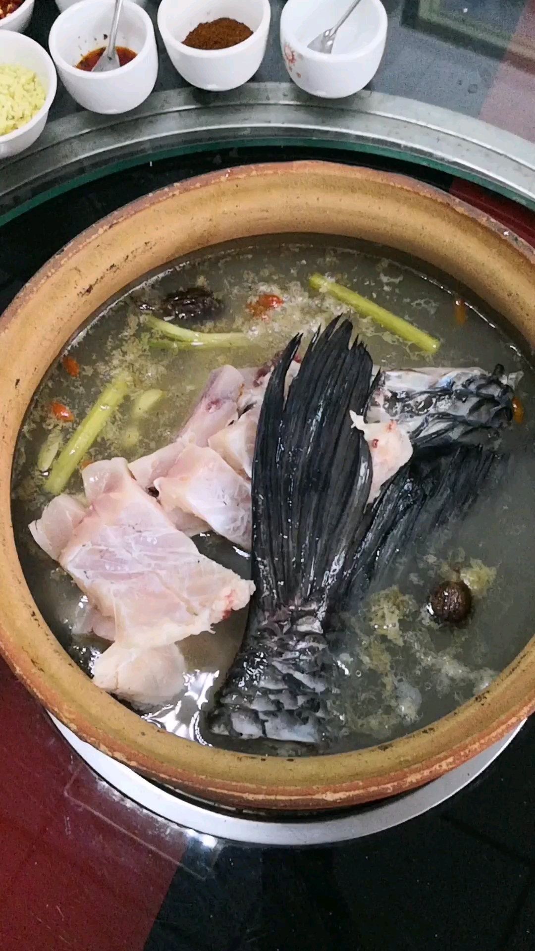 舌尖上的旅行#紅河砂鍋燉魚,味道鮮美!