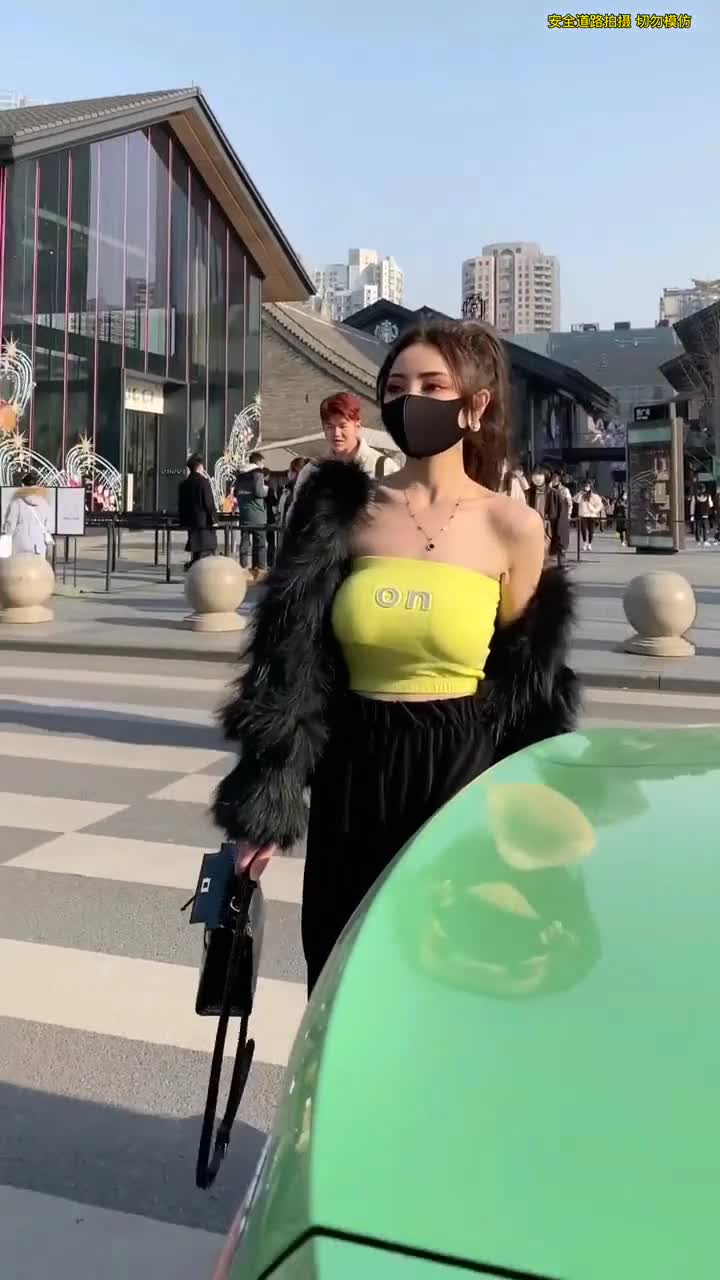 穿这种衣服必须露出一个肩膀在外面吗也太骚气了吧!