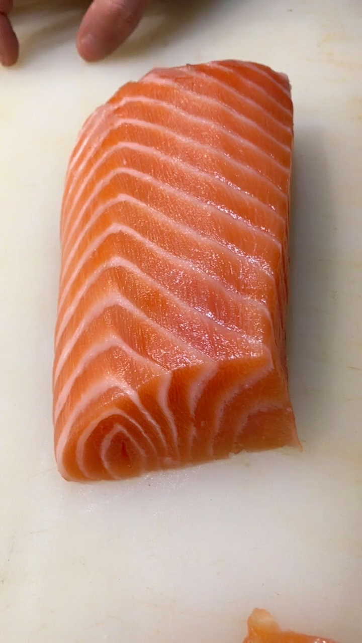 三文鱼是这样切的,这样子的