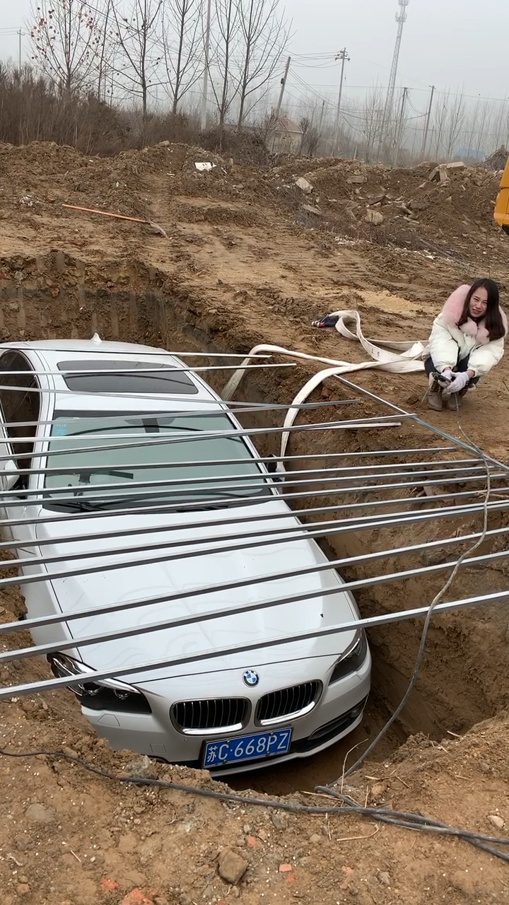 美女自制的停车位!再也不害怕没有地方停车了