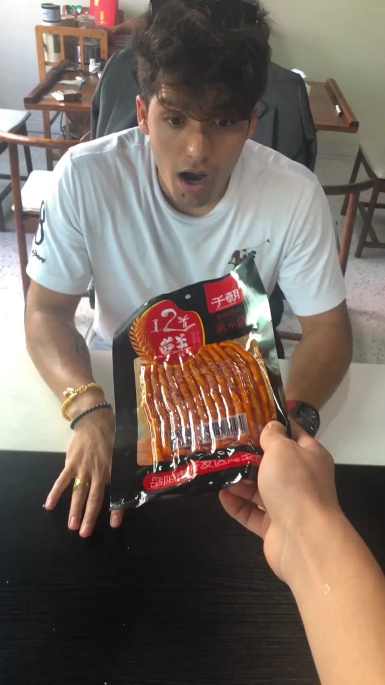 老外第一次吃辣条