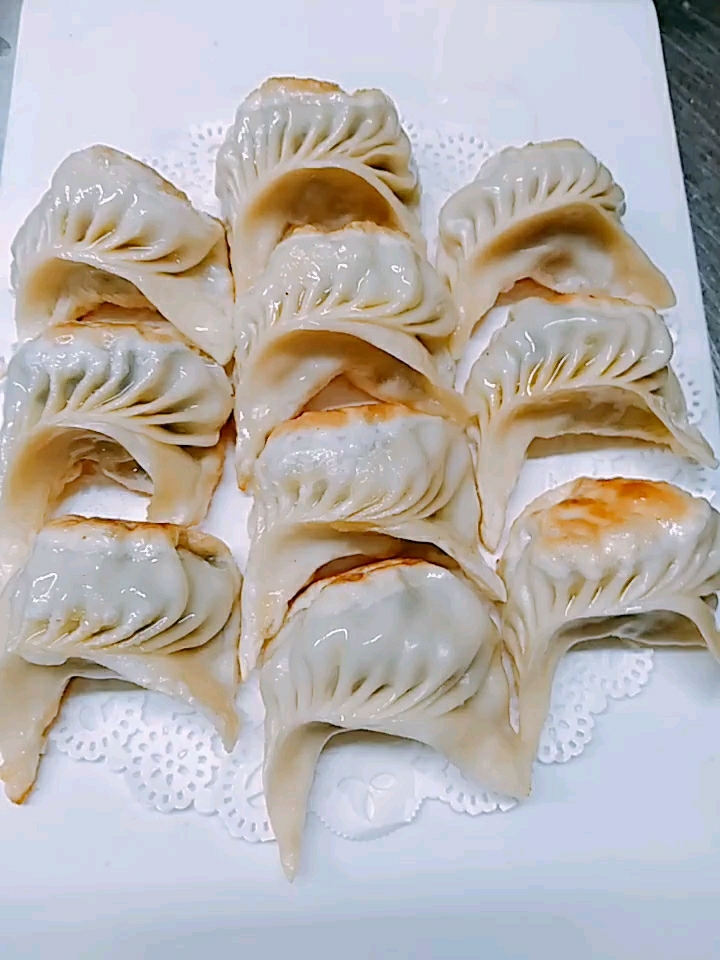 刚出锅的广式煎饺