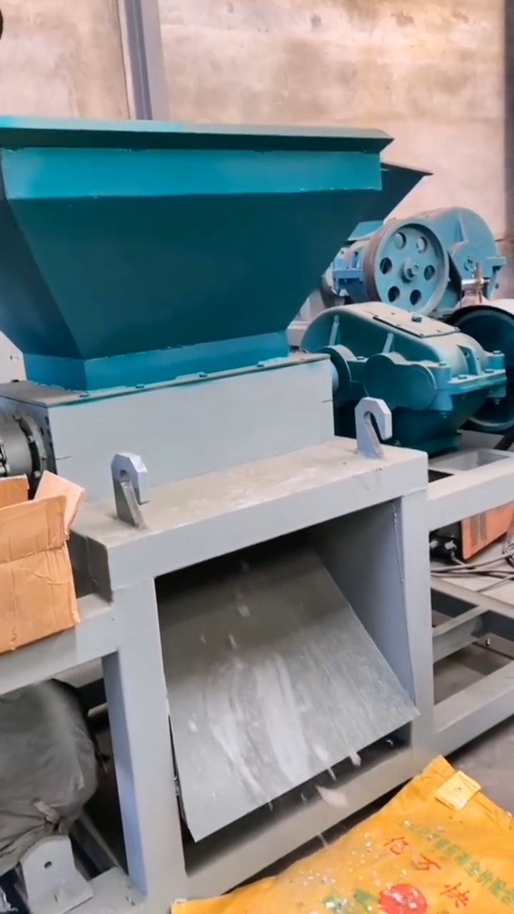 玻璃钢破碎粉碎机玻璃钢破碎粉碎设备玻璃钢废料撕碎后出料均匀再经