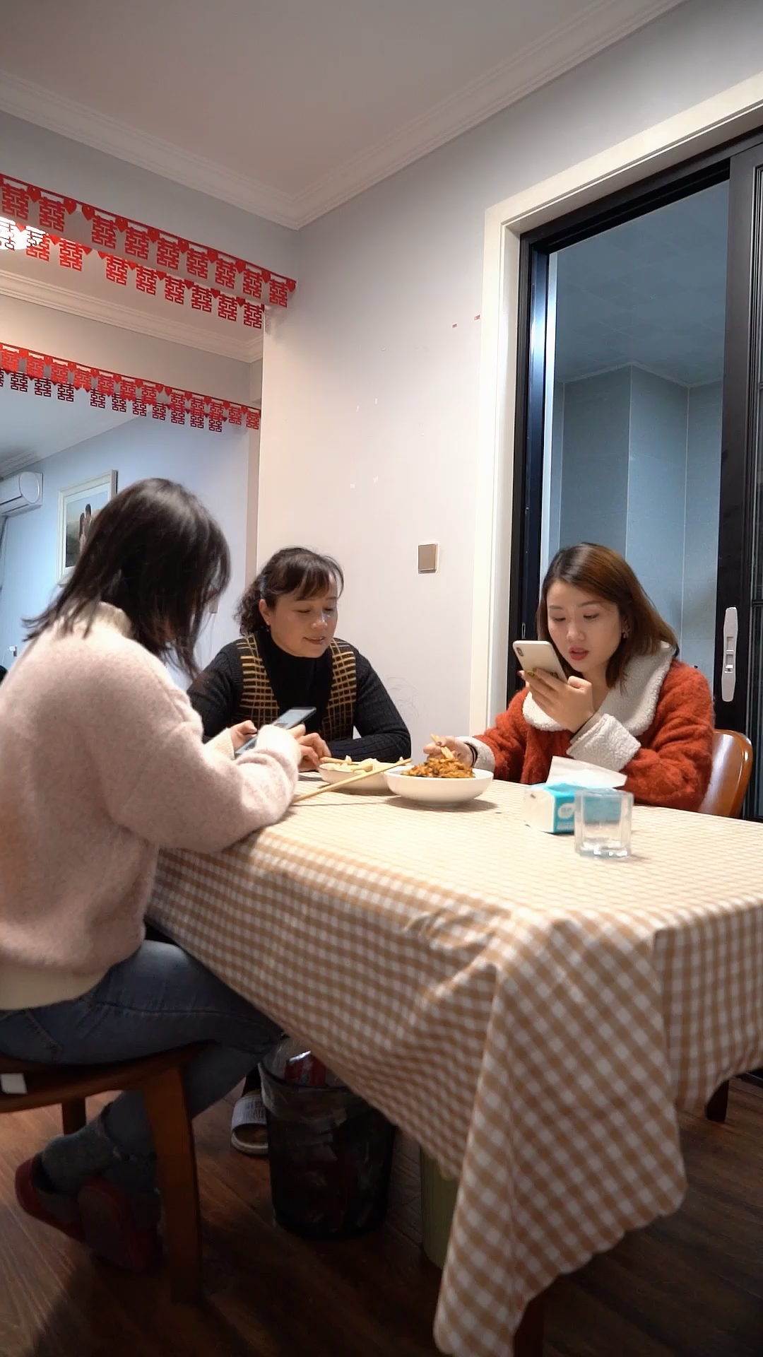 放下手机多陪父母聊聊天吧