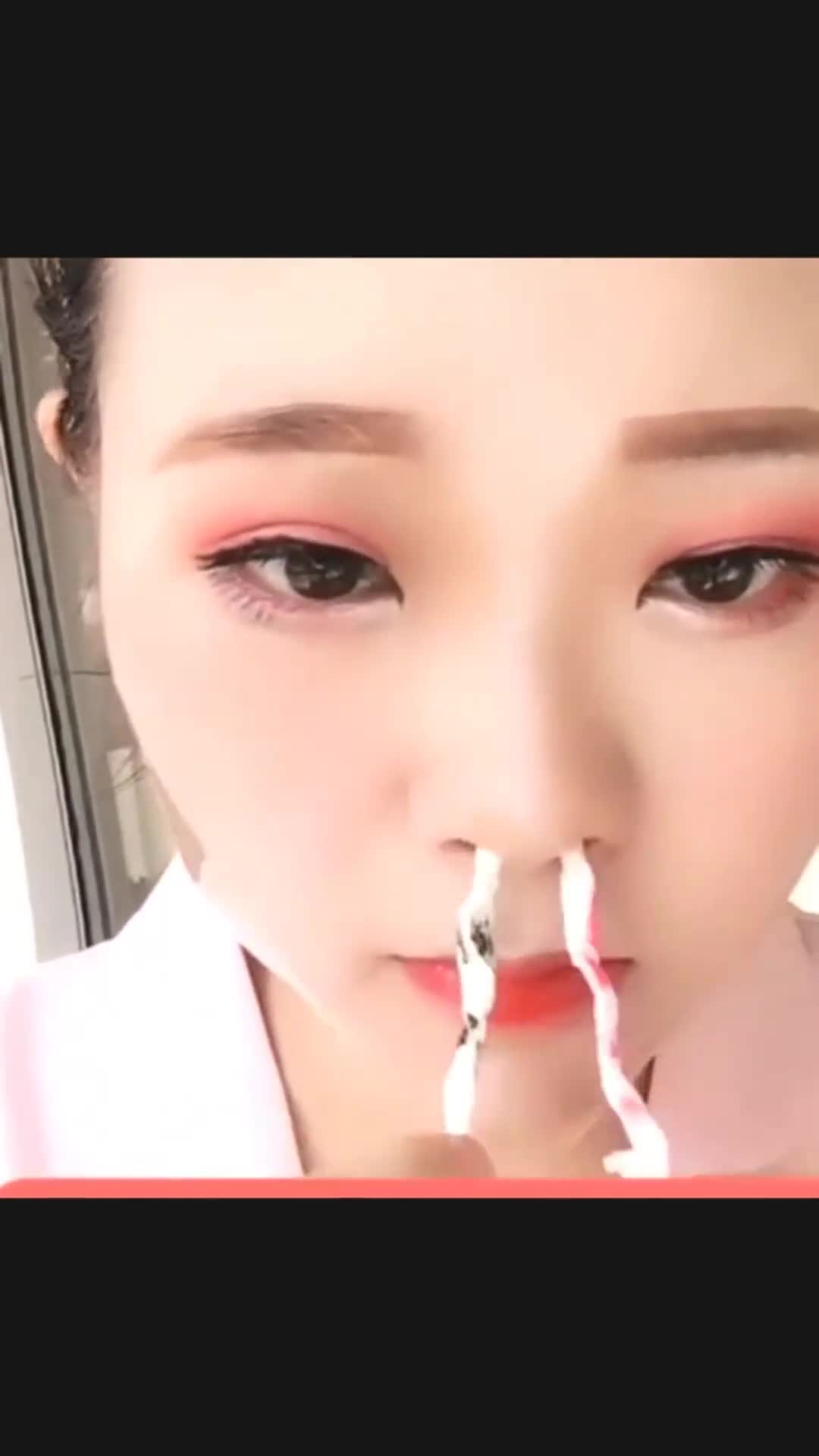 原来这才是小护士真面目卸妆时鼻子里塞的卫生纸我看傻眼了