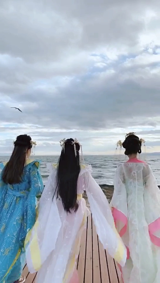 这三仙女在天上没事,下凡来看看