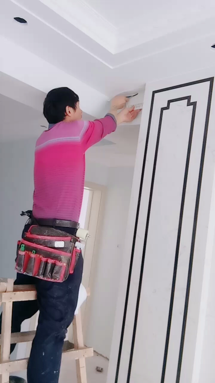 师傅正在贴墙纸