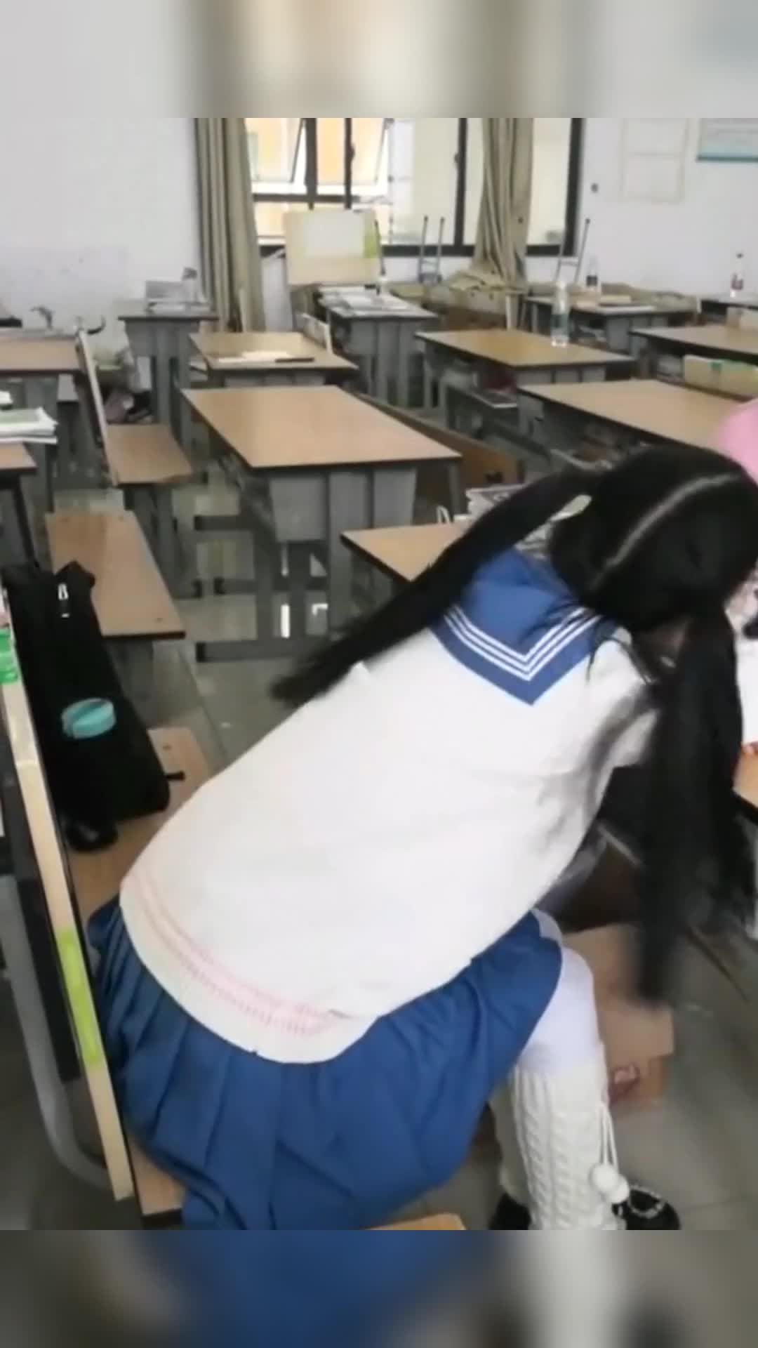 我要上热门#萝莉:睡觉被同桌扯双马尾