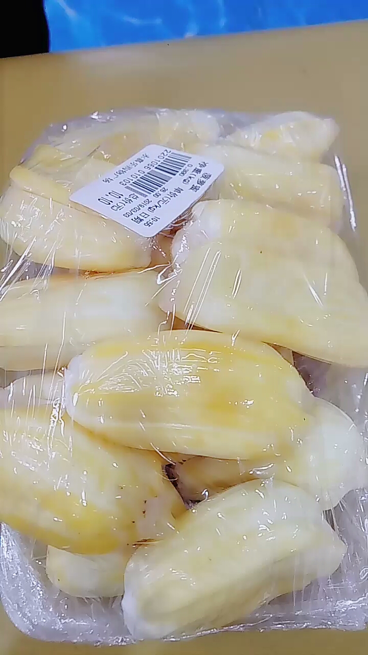 今天带我宝贝逛超市了,给我宝贝买的菠萝蜜大家请看