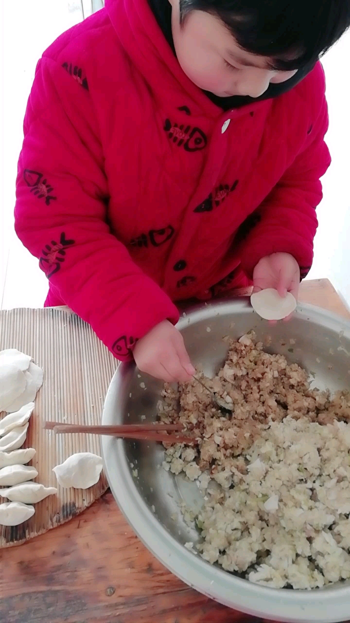 女儿学包饺子了