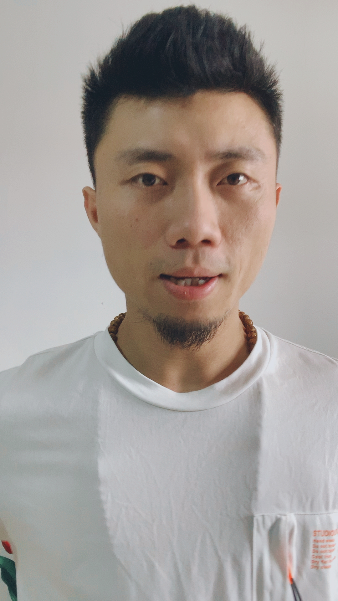 全民小视频大家好我是演员导演邓洛淋,欢迎大家关注我,关注全民小