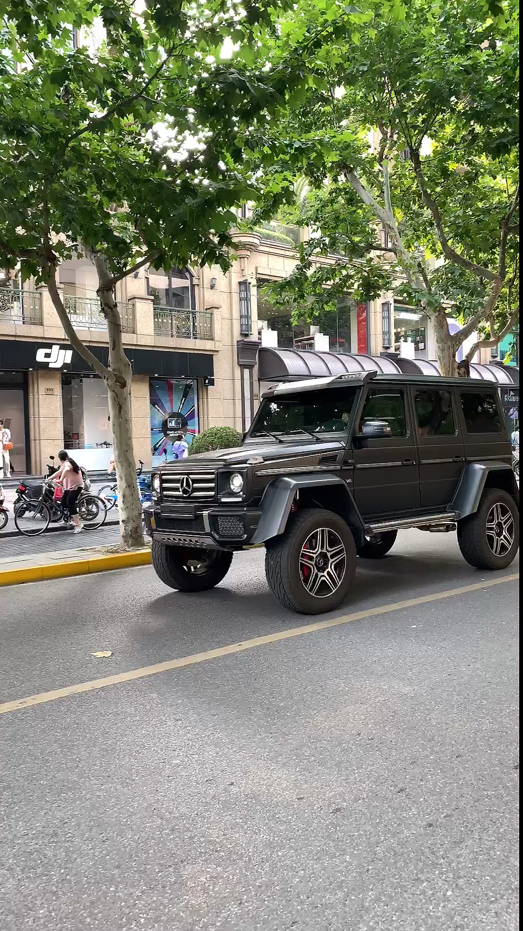 魔都大佬新提奔驰大g4x4回村过年了,有钱真好,单手开大g