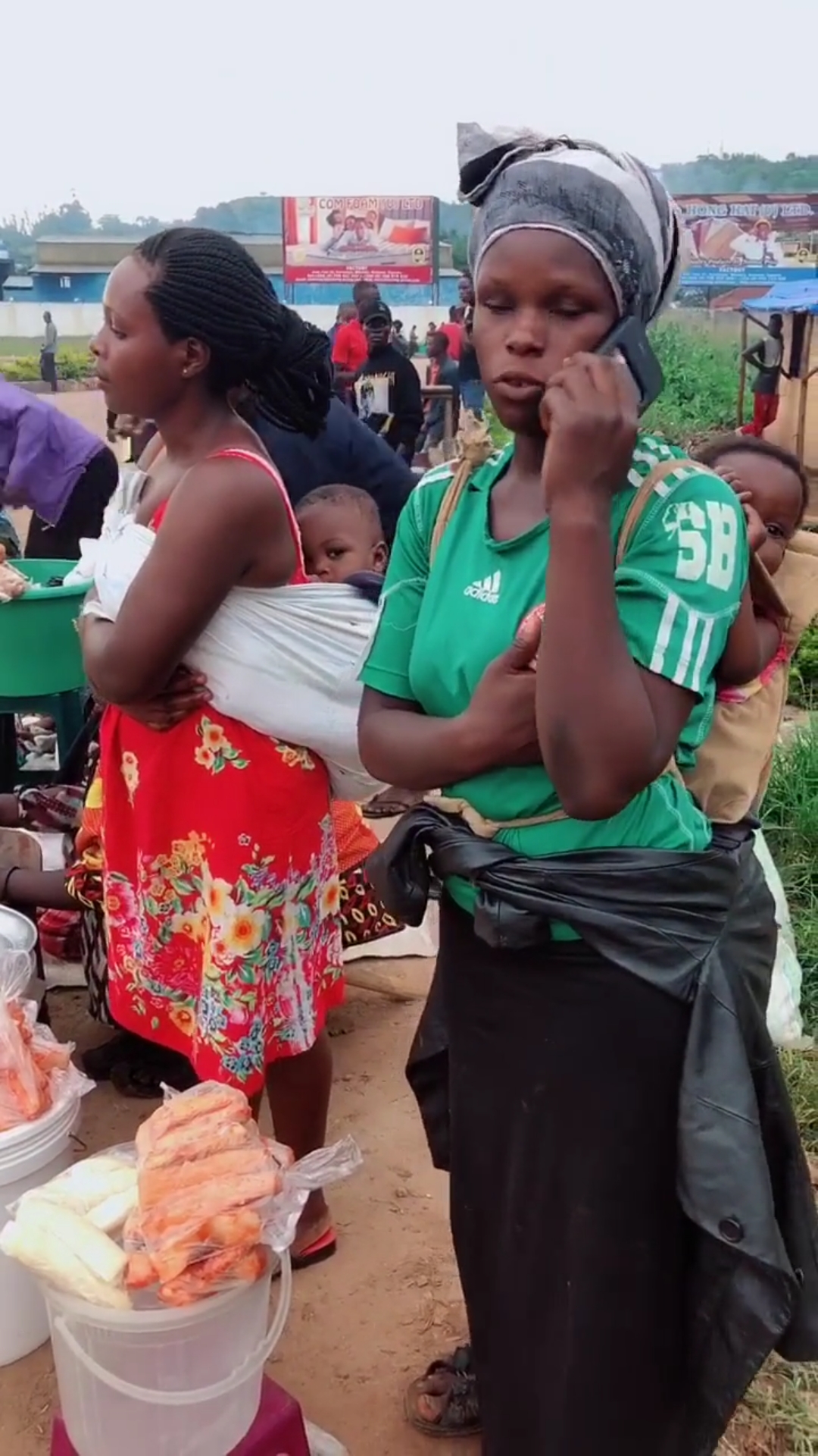 非洲比较称职的妈妈走到哪里都会把宝宝背上