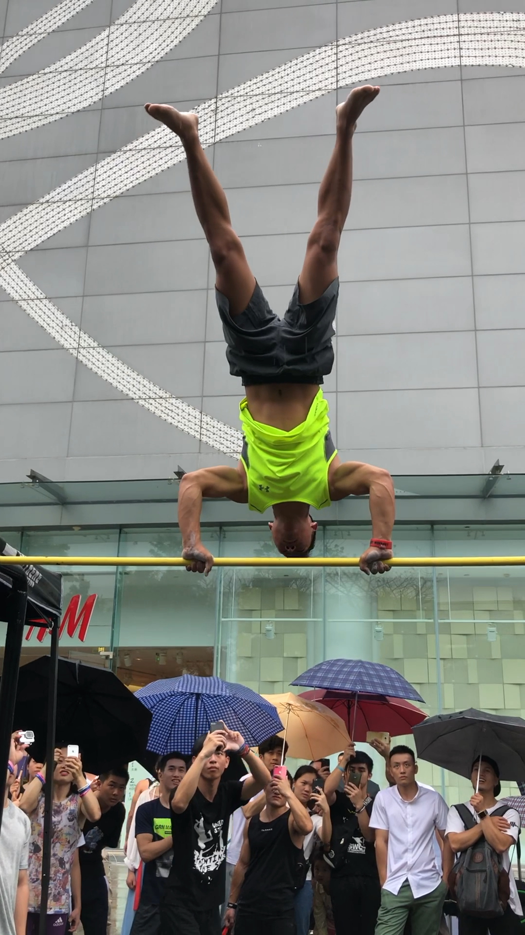 超强单杠倒立吓死众人