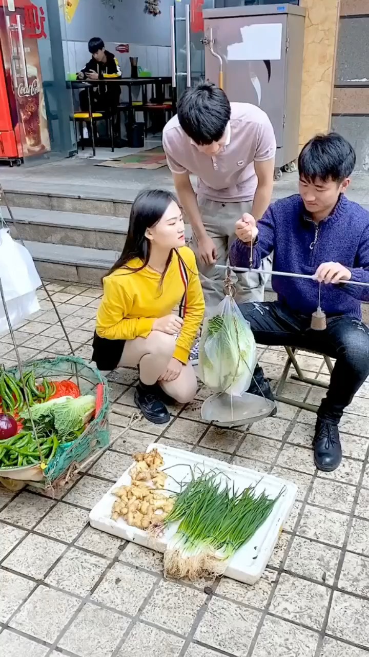 搞笑段子剧#去菜市场买菜老是被忽悠,我就买了这个手提电子秤,果任揶