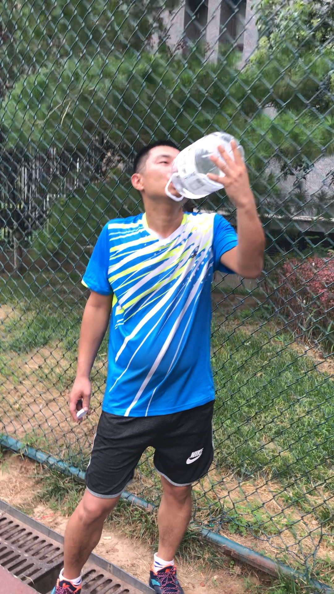 你在球场用多大的桶喝水