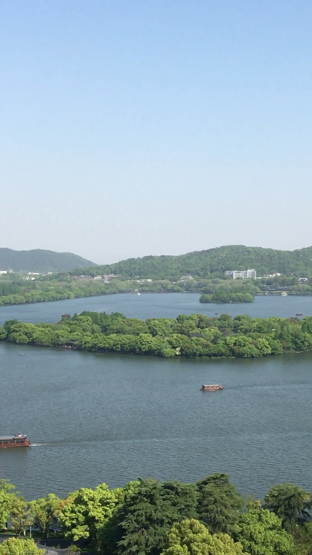 站在雷峰塔上俯瞰西湖全景.