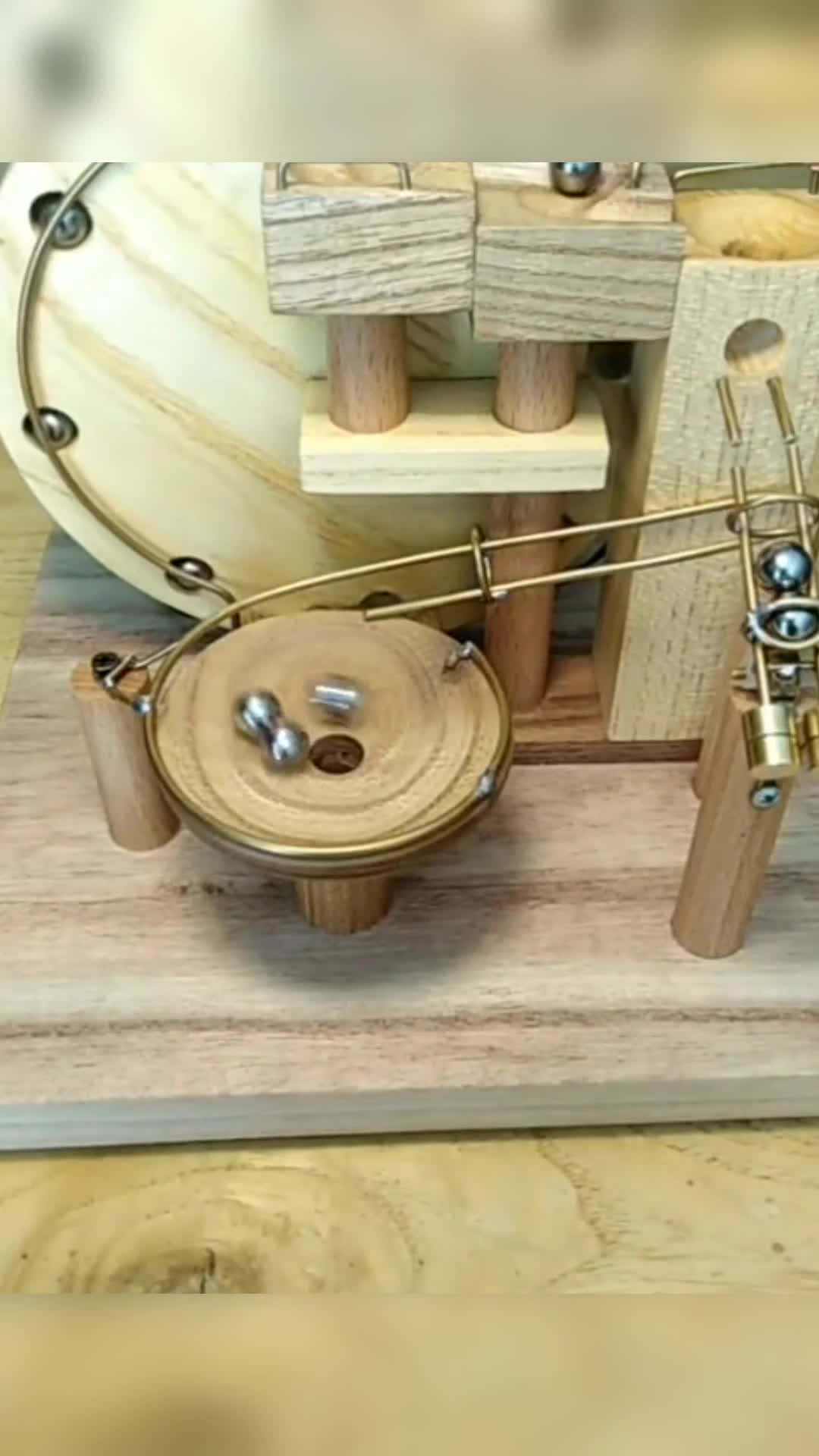 我要上热门#真正的手艺人,自制永动机,不用电就能动!